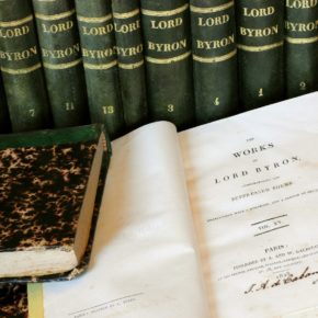 Col·lecció "Works of Lord Byron" a la biblioteca de la Masia